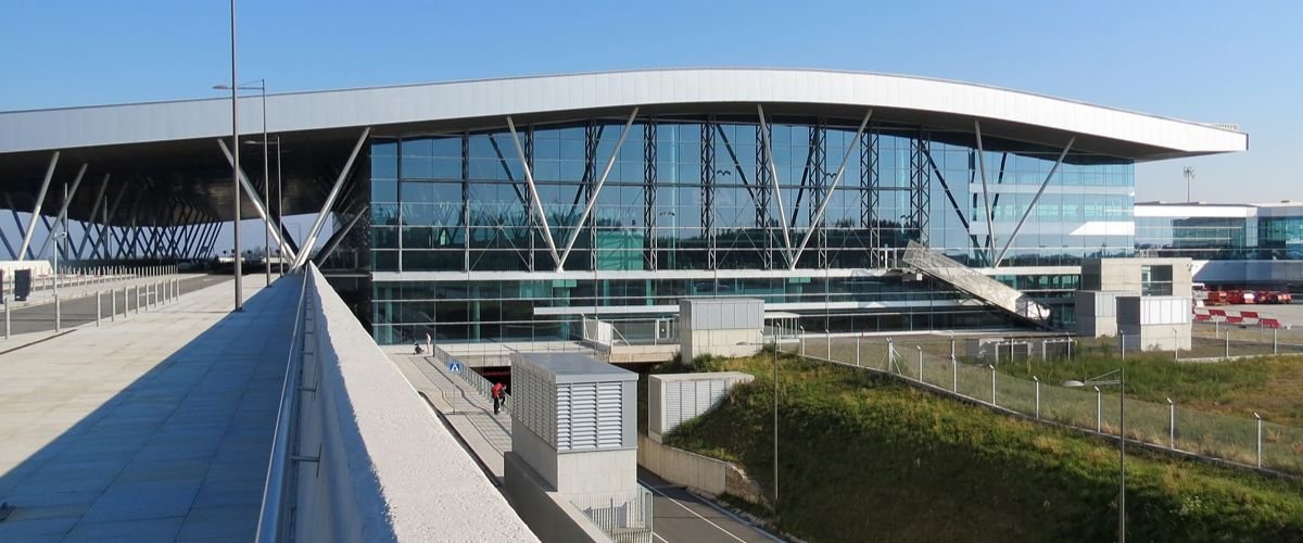EasyJet Airlines SCQ Terminal – Santiago-Rosalía de Castro Airport